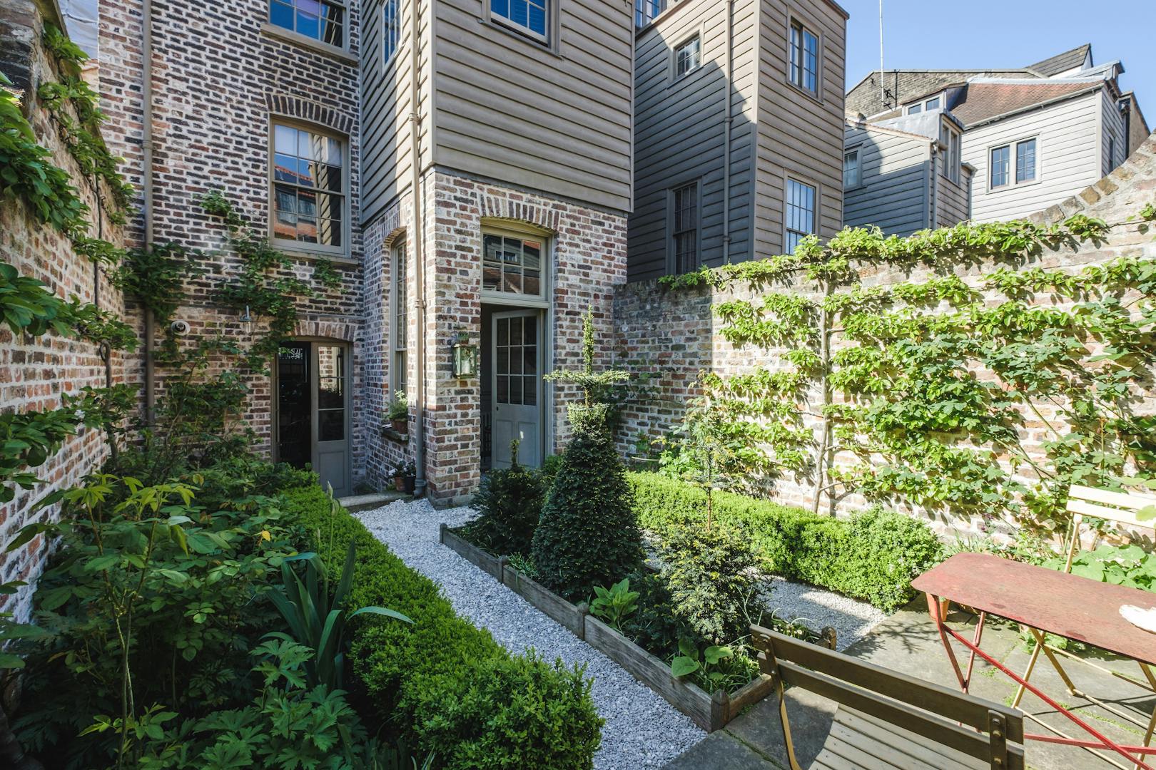 Aucoot - Varden Street - Pedro Da Costa Felguieras - Restored Georgian House - Historic paint pigments