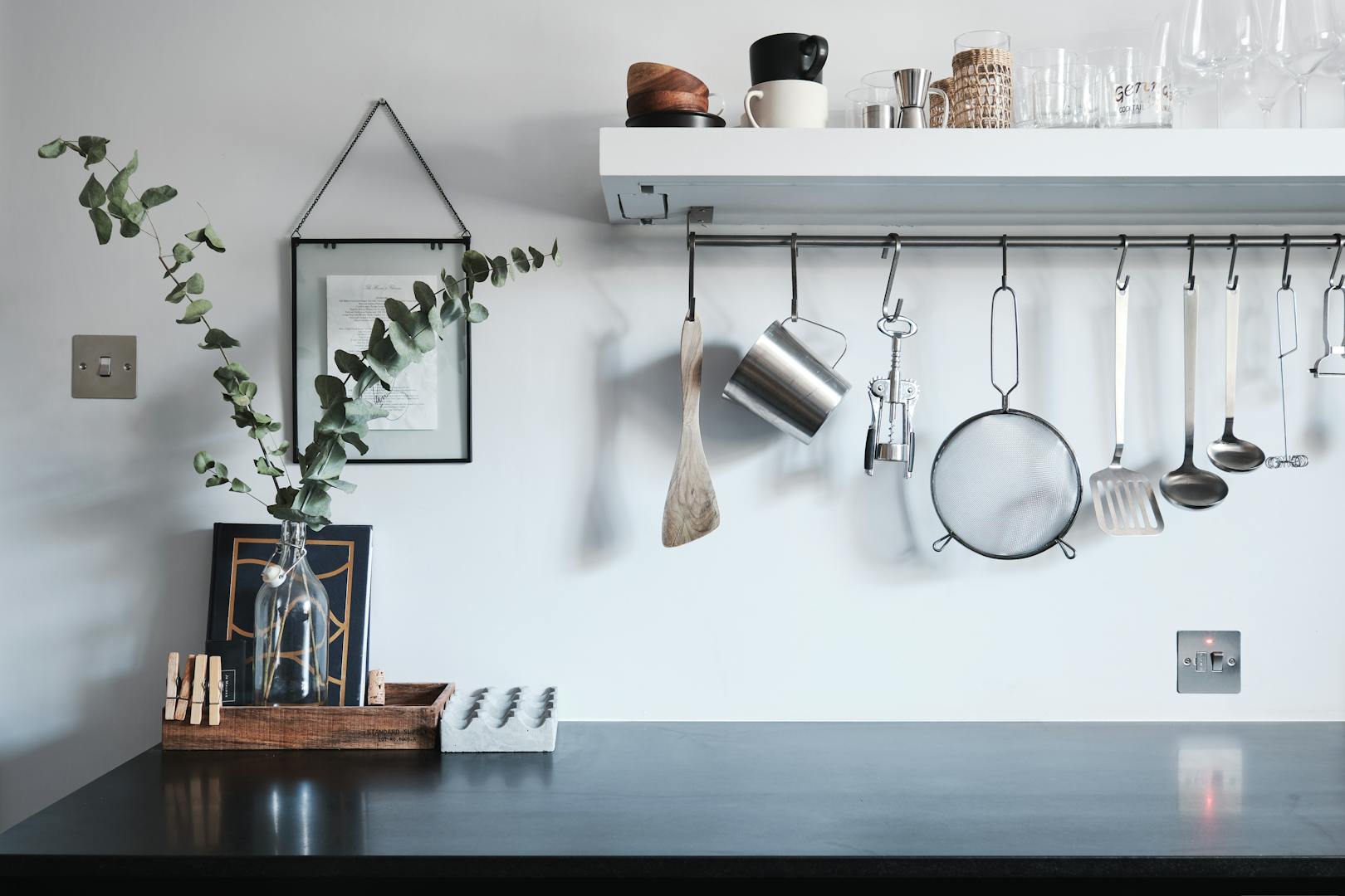 The-Fairfield-Aucoot-Scandi-Minimalism-Black-Kitchen-Units