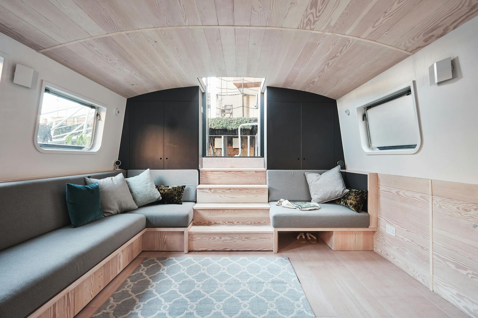 Dusky Parakeet - 3144 Architects - Aucoot - Modern House Boat