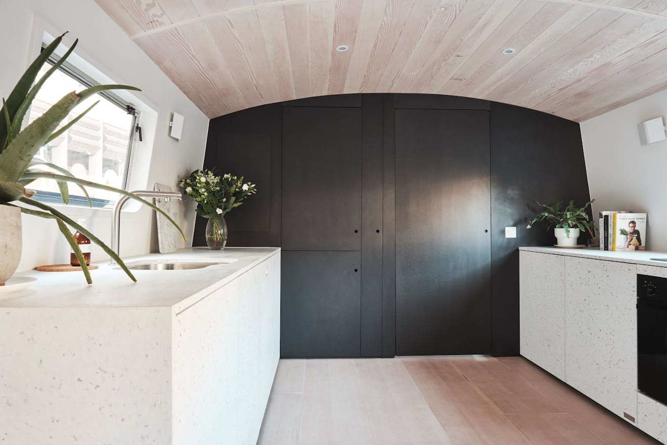 Dusky Parakeet - 3144 Architects - Aucoot - Modern House Boat