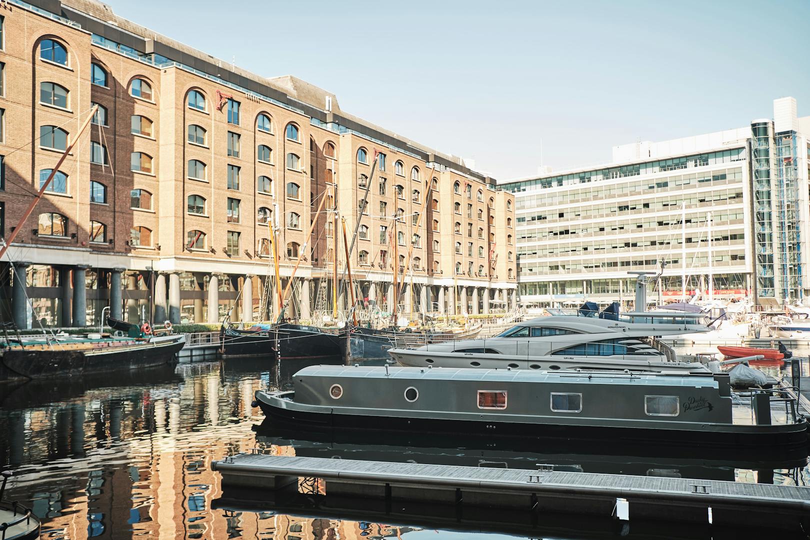 Dusky Parakeet - 3144 Architects - Aucoot - Modern House Boat