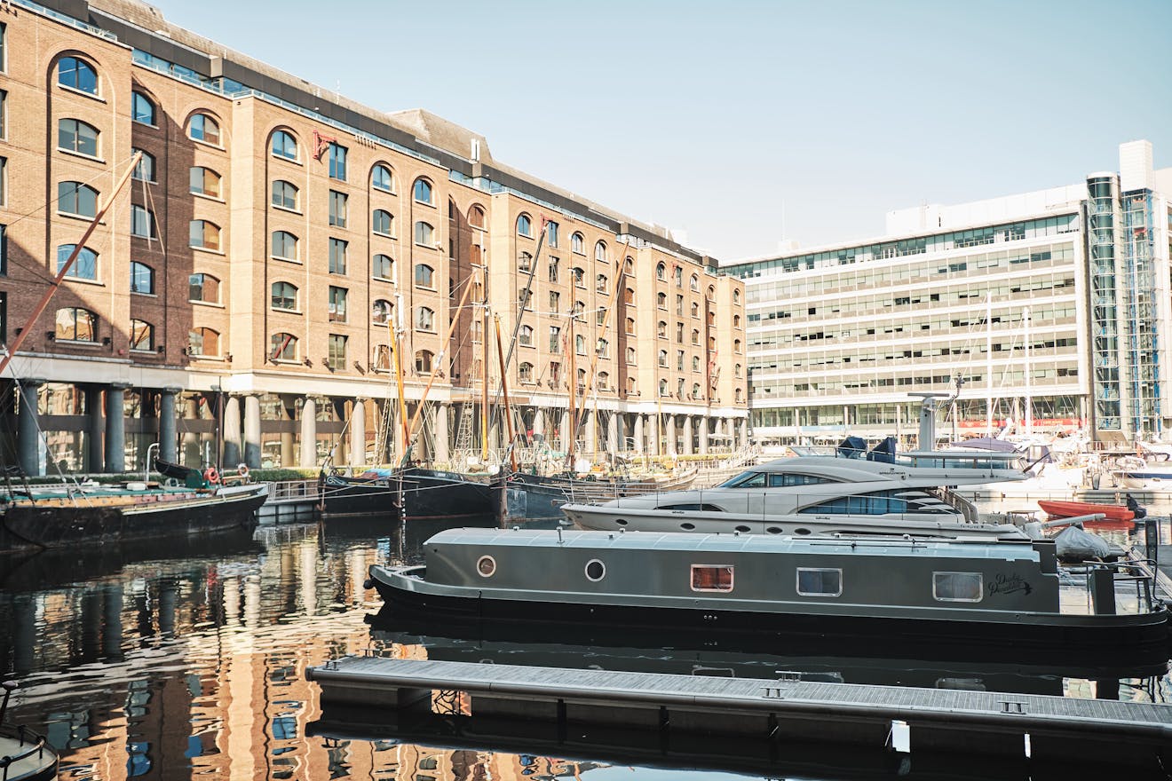 Dusky Parakeet - 3144 Architects - Aucoot - Modern House Boat