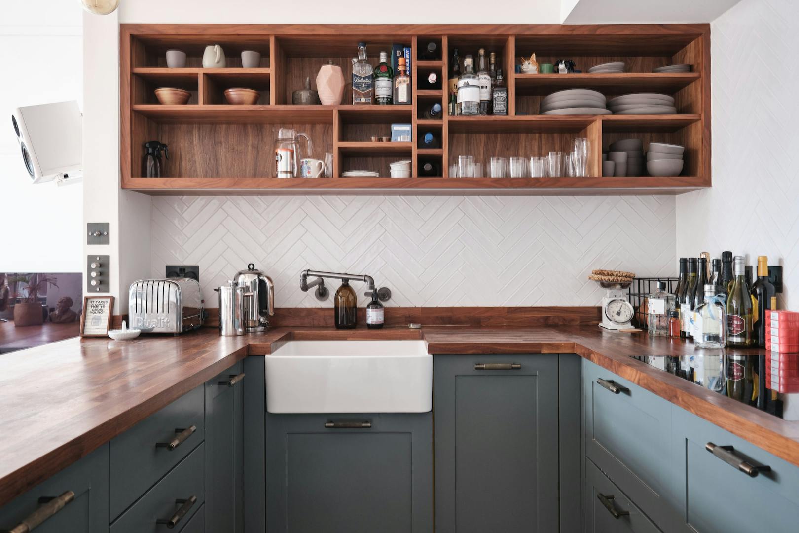 Minstrel-Court-Victorian-School-Conversion-photo-by-Aucoot-Estate-Agents