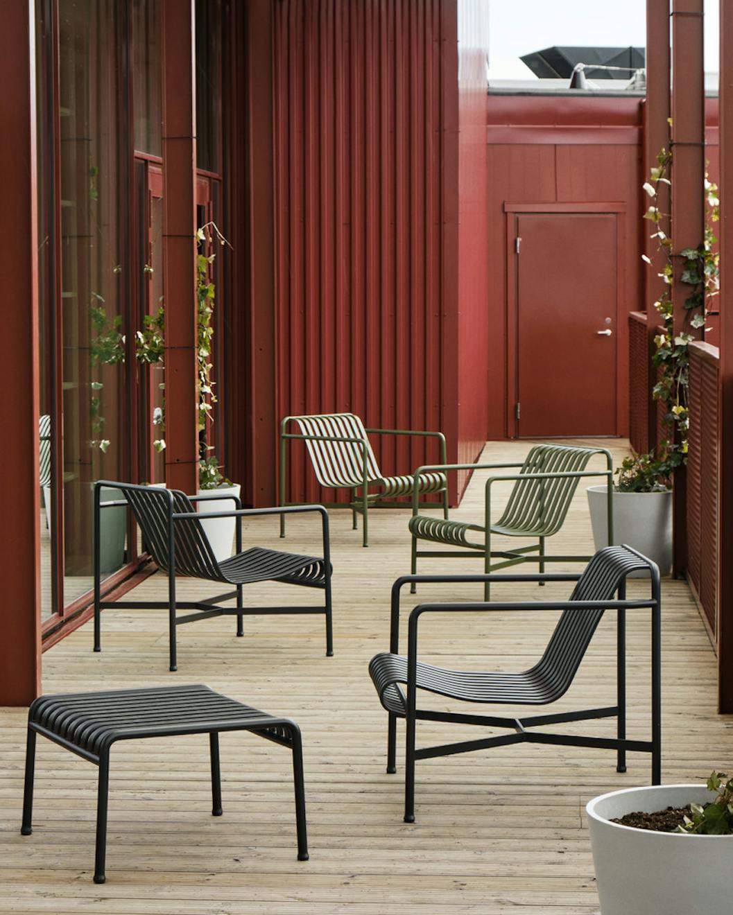 Aucoot_Estate_Agent_Design_Classics_Zoku Hotel 2021_Palissade Ottoman anthracite_Palissade Lounge Chair Low anthracite_olive